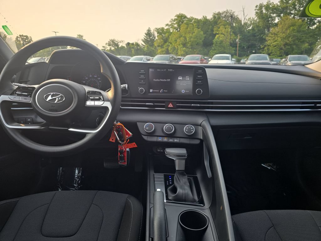 Used 2023 Hyundai Elantra SE FWD image 15