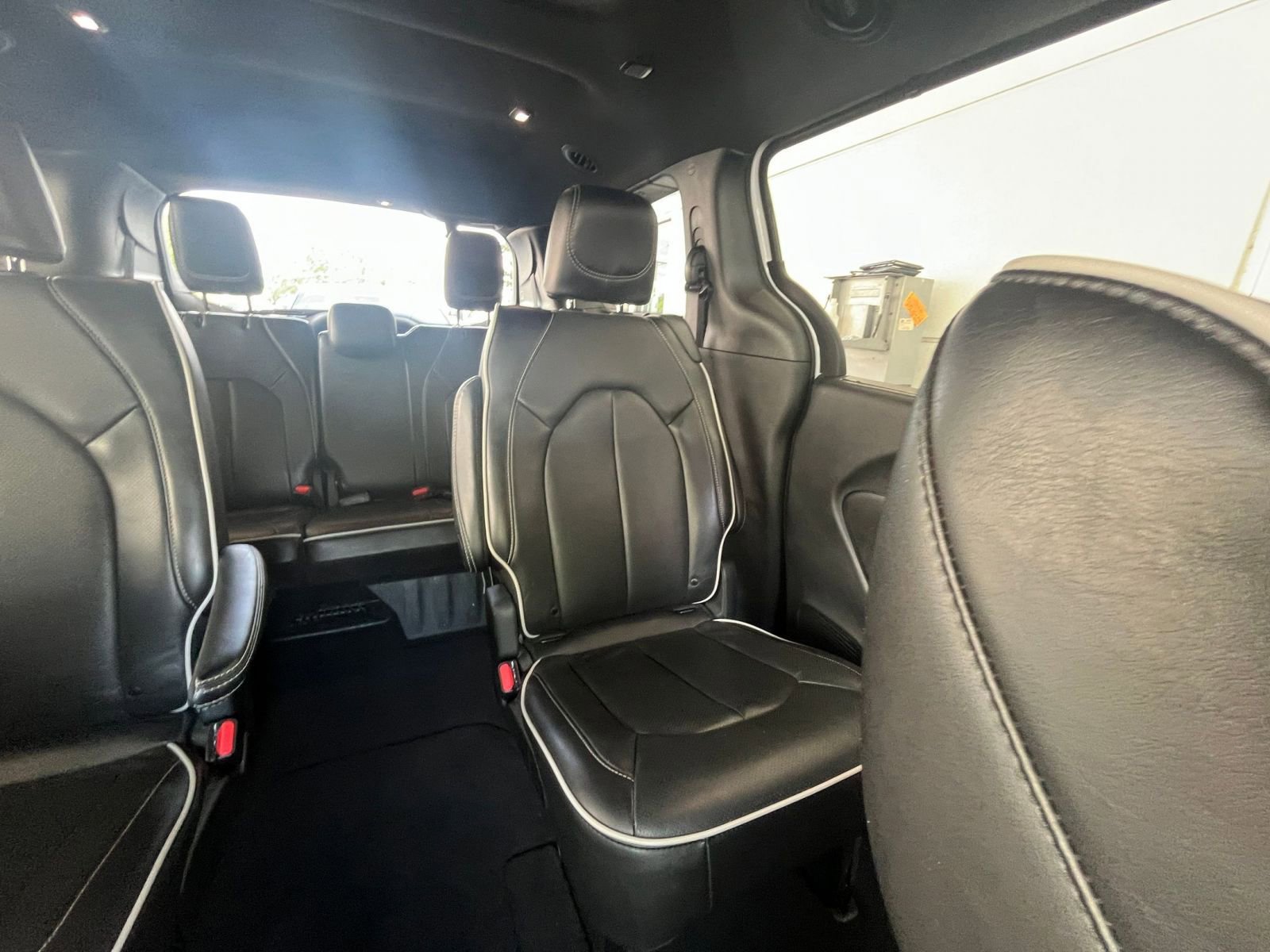 Used 2025 Chrysler Pacifica Limited FWD image 42