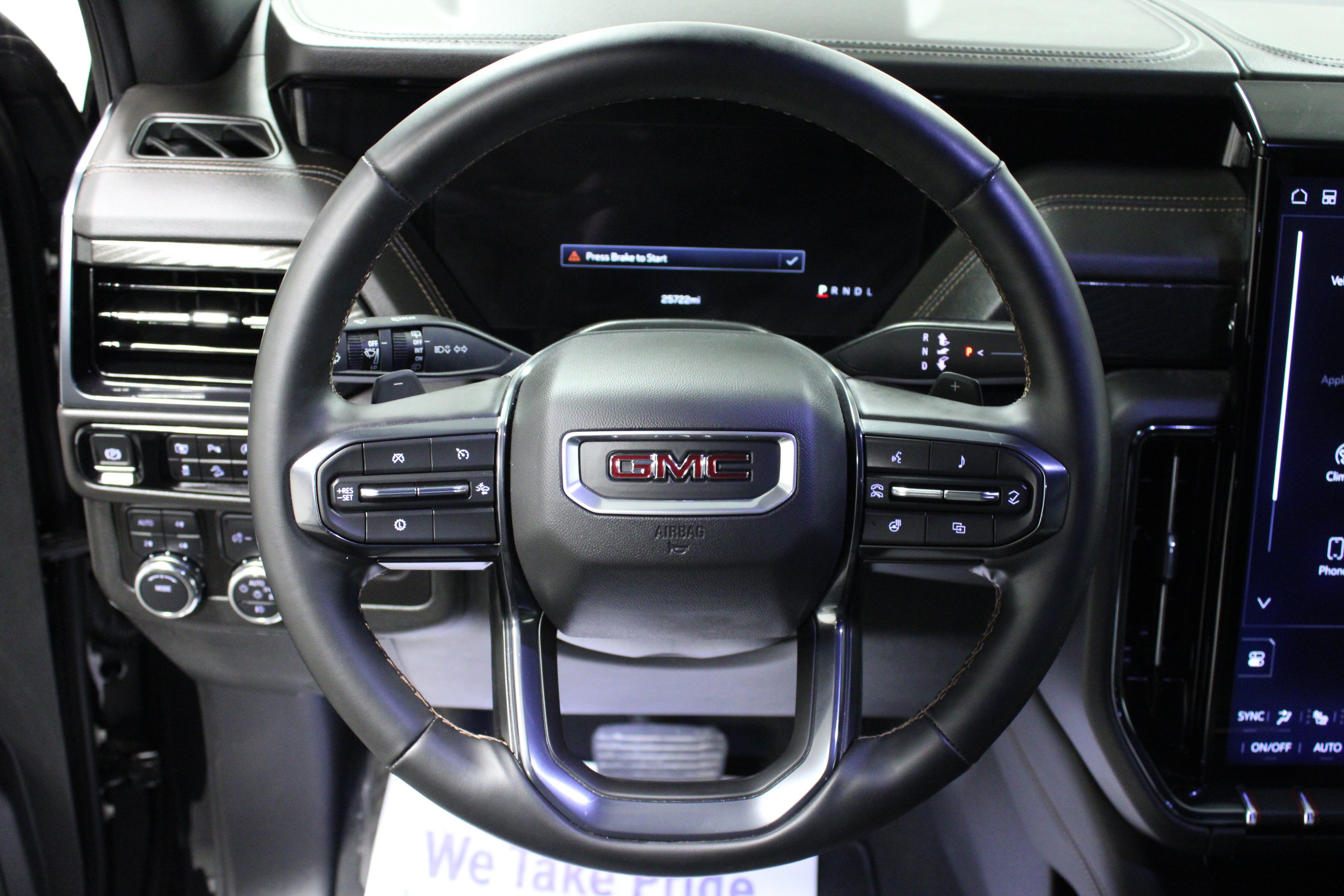 Used 2025 GMC Yukon XL AT4 AWD/4WD image 18