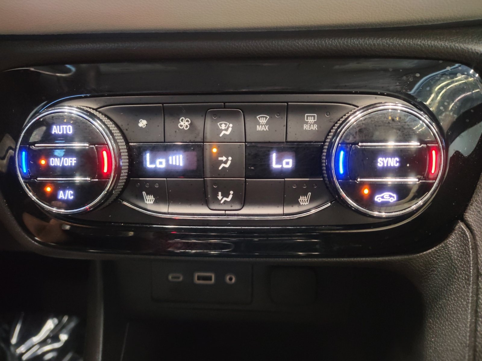 Used 2020 Buick Encore GX Select w/ Sport Touring Package FWD image 18
