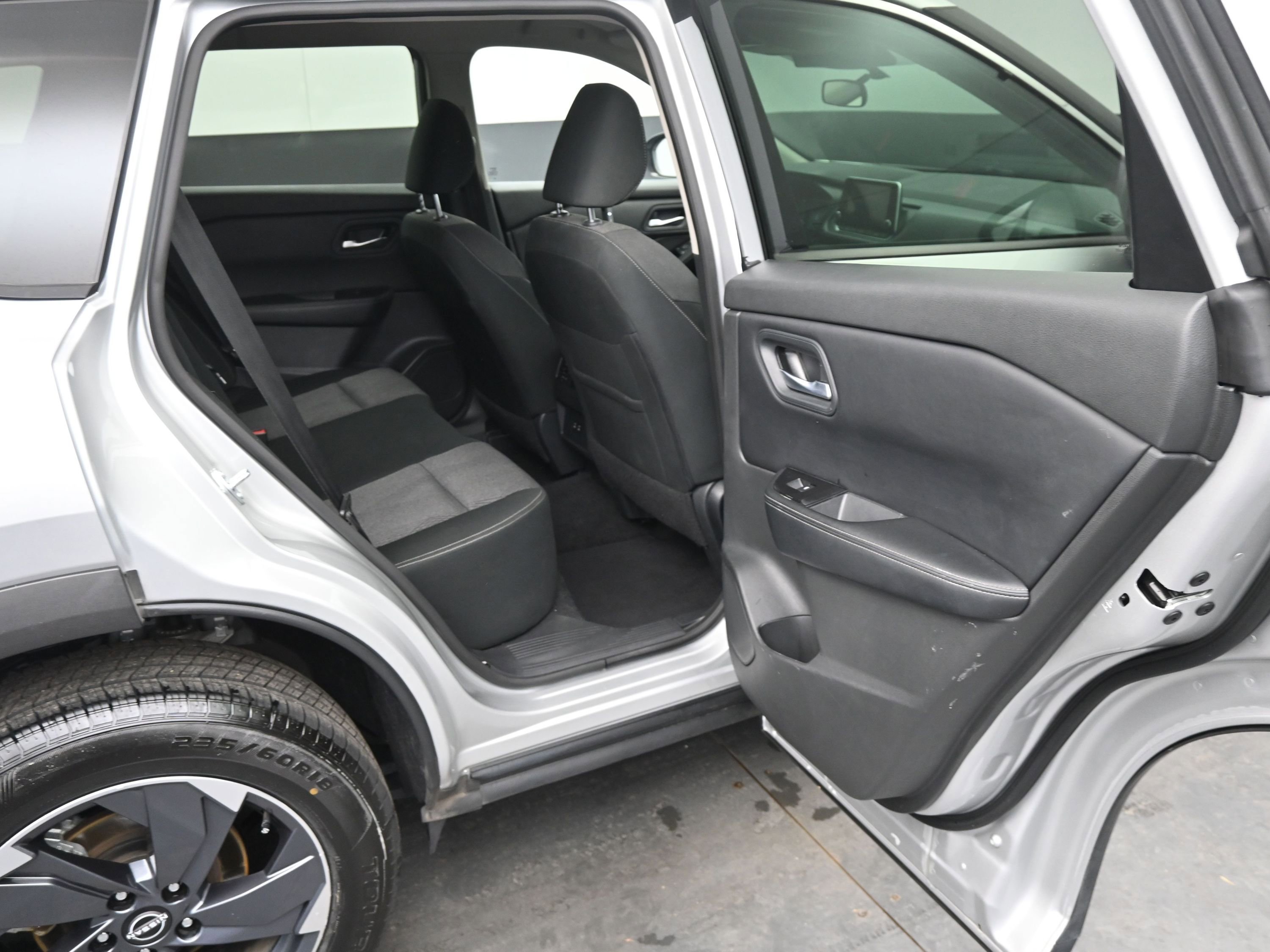 Used 2025 Nissan Rogue SV image 12