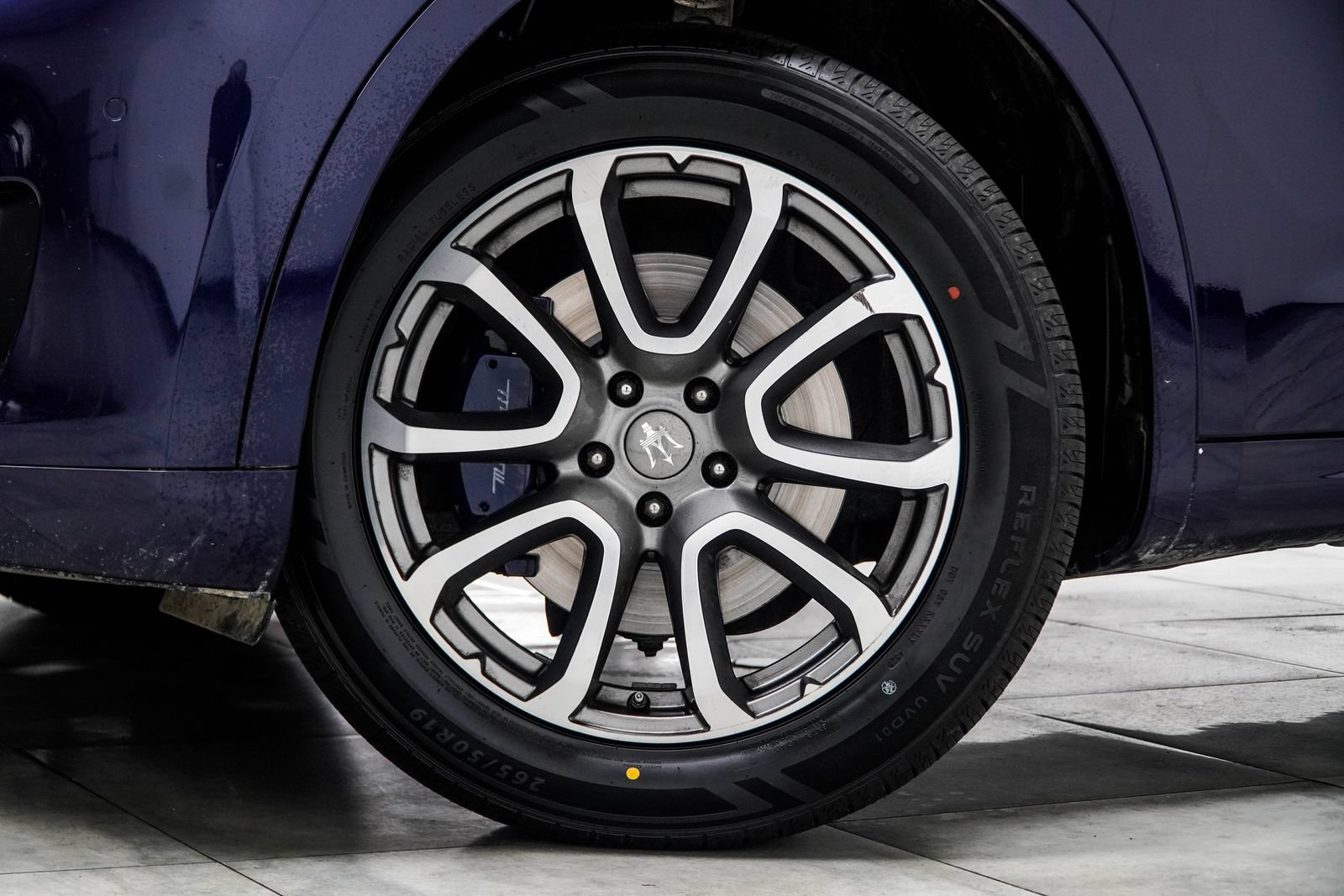 Used 2017 Maserati Levante w/ Luxury Package AWD/4WD image 3
