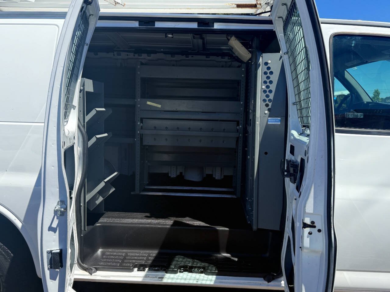 Used 2014 Chevrolet Express 2500 RWD image 2