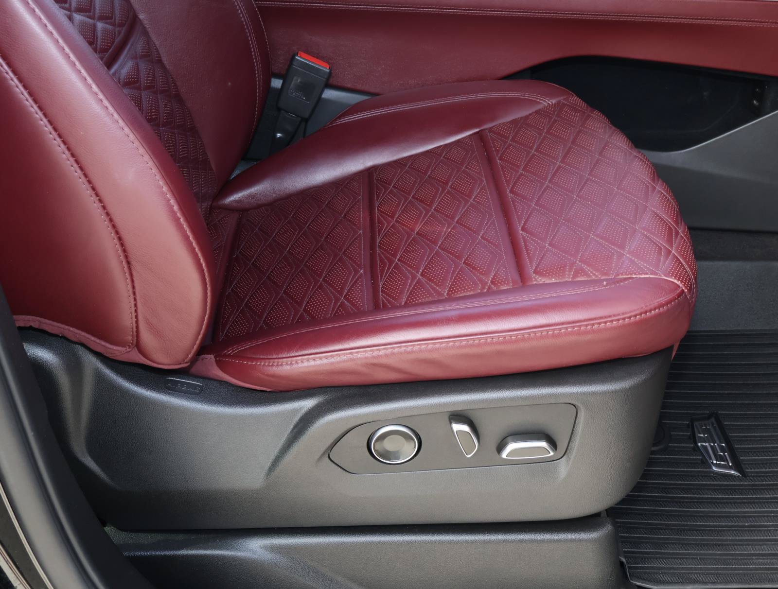 Certified 2026 Cadillac Escalade Luxury w/ LPO, Floor Liner Package AWD/4WD image 25