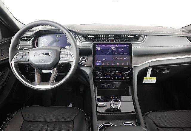 New 2025 Jeep Grand Cherokee Limited image 9