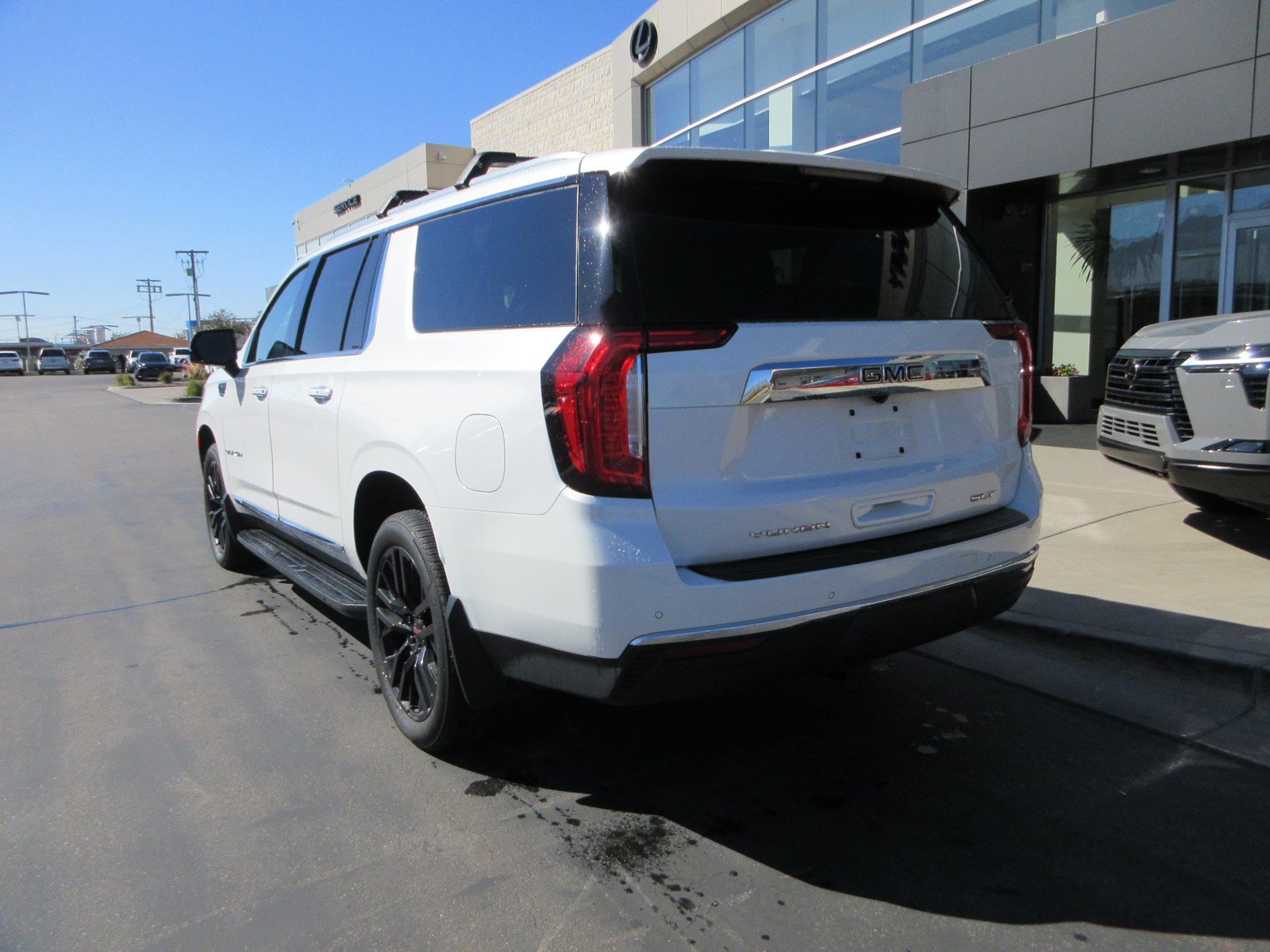 Used 2021 GMC Yukon XL SLT w/ SLT Luxury Plus Package AWD/4WD image 8