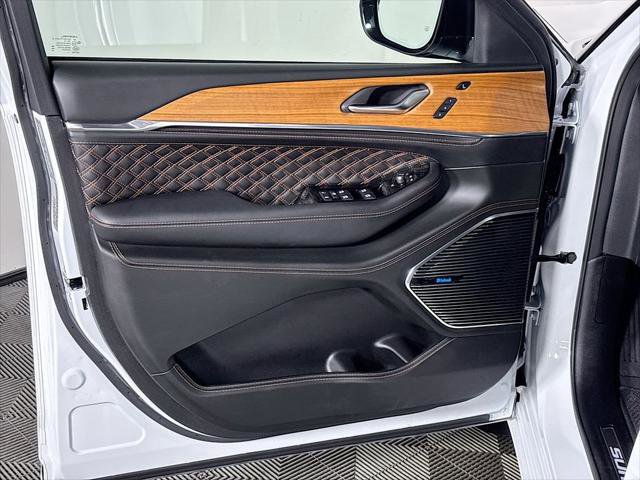 Certified 2025 Jeep Grand Cherokee Summit AWD/4WD image 11