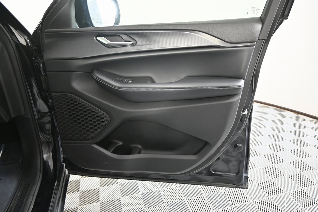 Used 2024 Jeep Grand Cherokee Altitude image 12