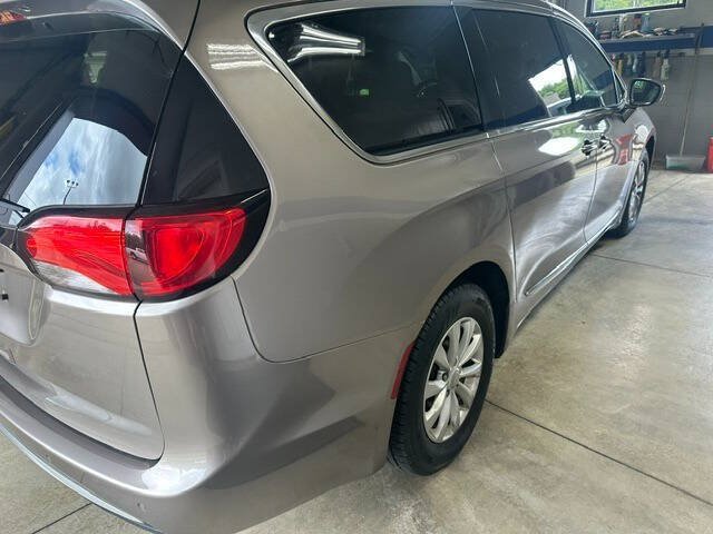 Used 2017 Chrysler Pacifica Touring-L FWD image 7