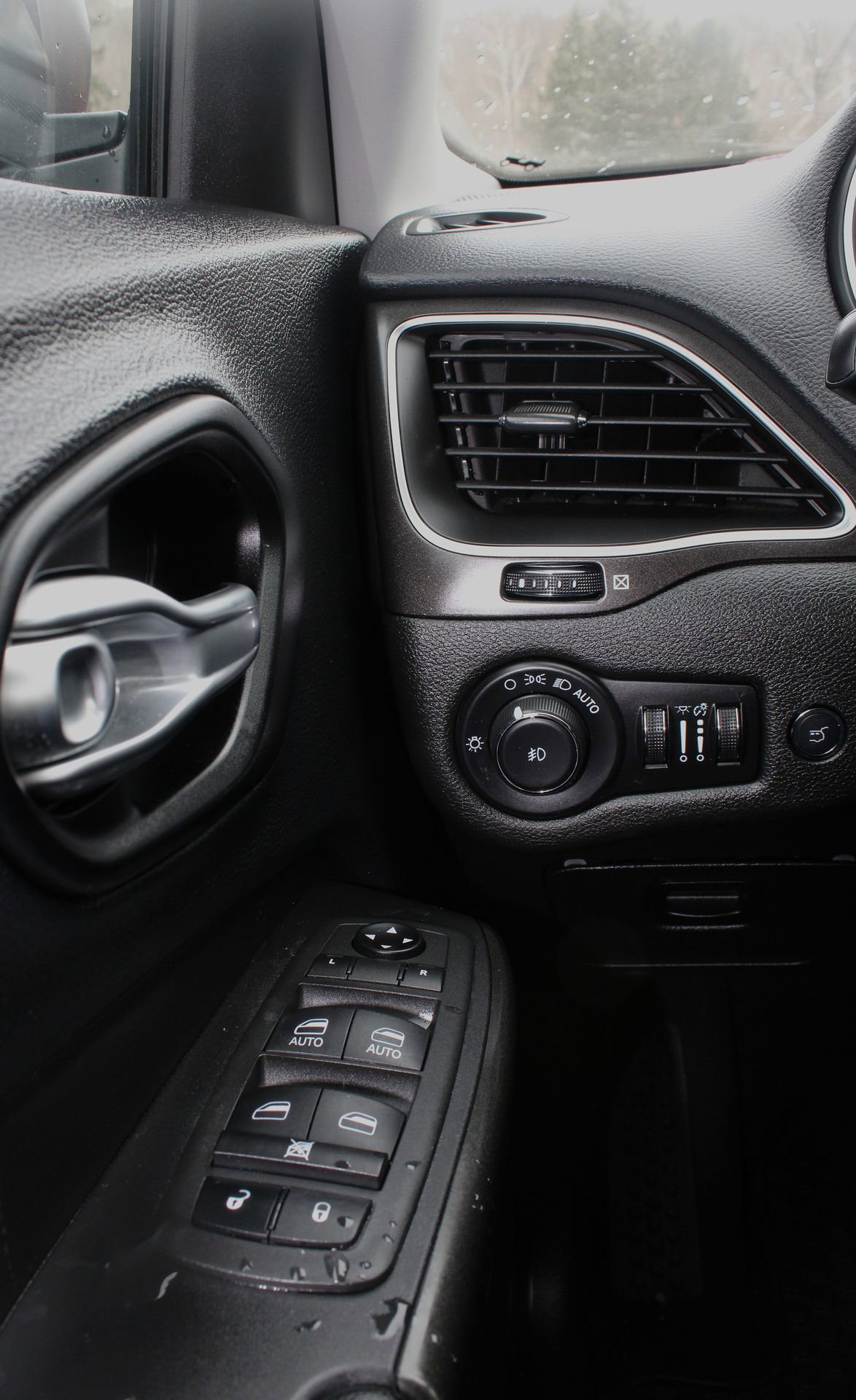 Used 2021 Jeep Cherokee Trailhawk w/ Technology Group image 16