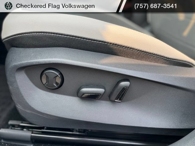 Certified 2025 Volkswagen Taos SE FWD image 22