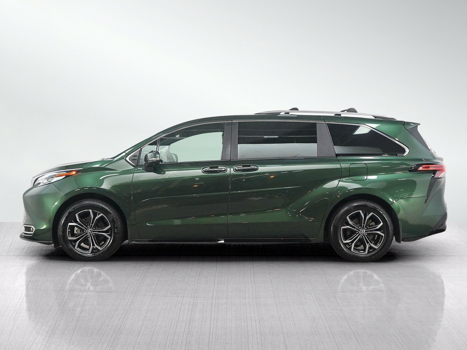 Used 2025 Toyota Sienna Platinum AWD/4WD image 2