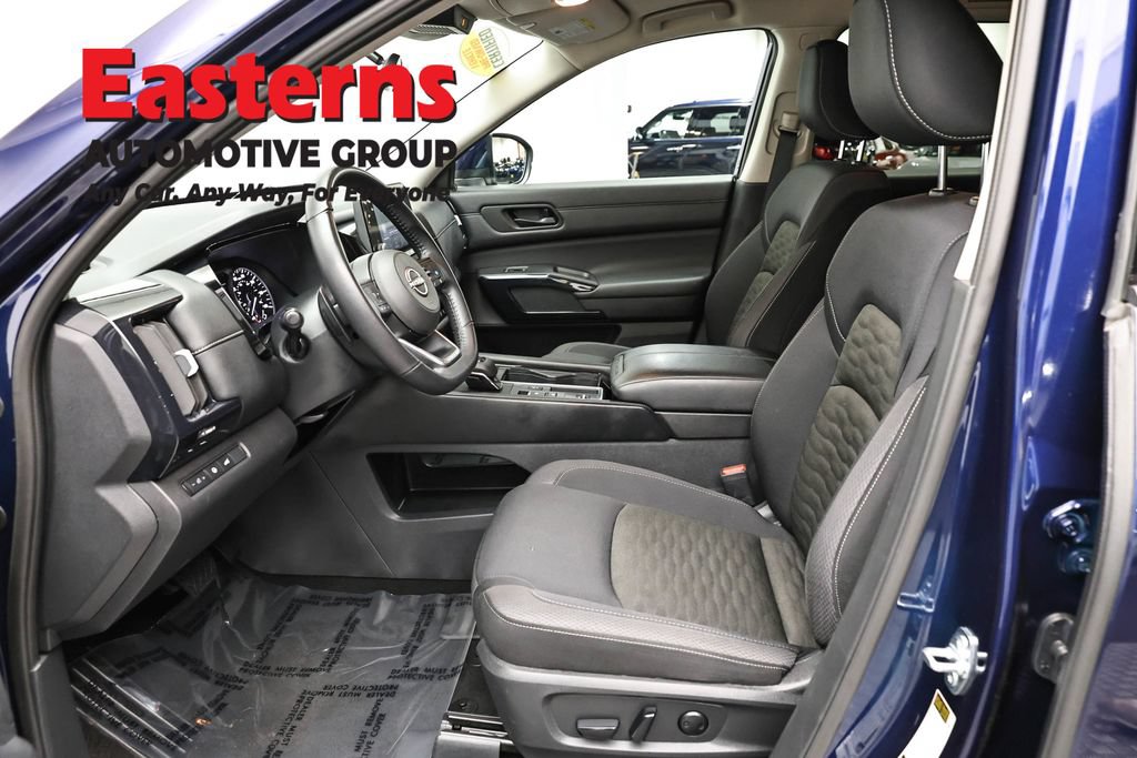 Used 2025 Nissan Pathfinder SV FWD image 14