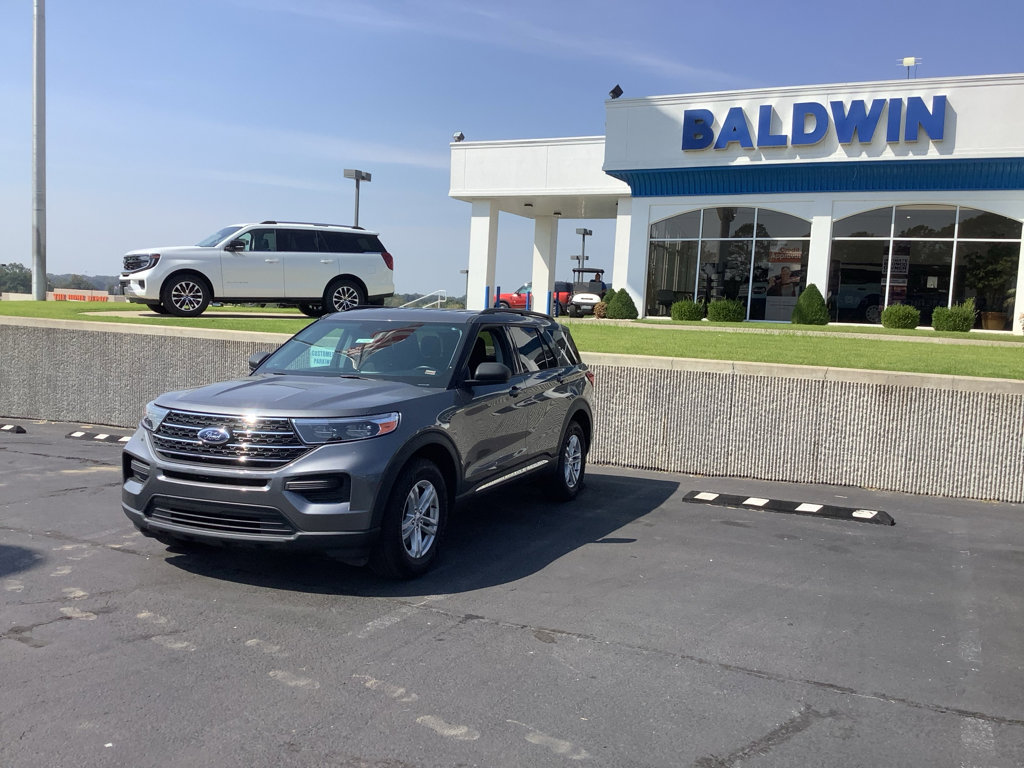 Used 2022 Ford Explorer XLT image 3