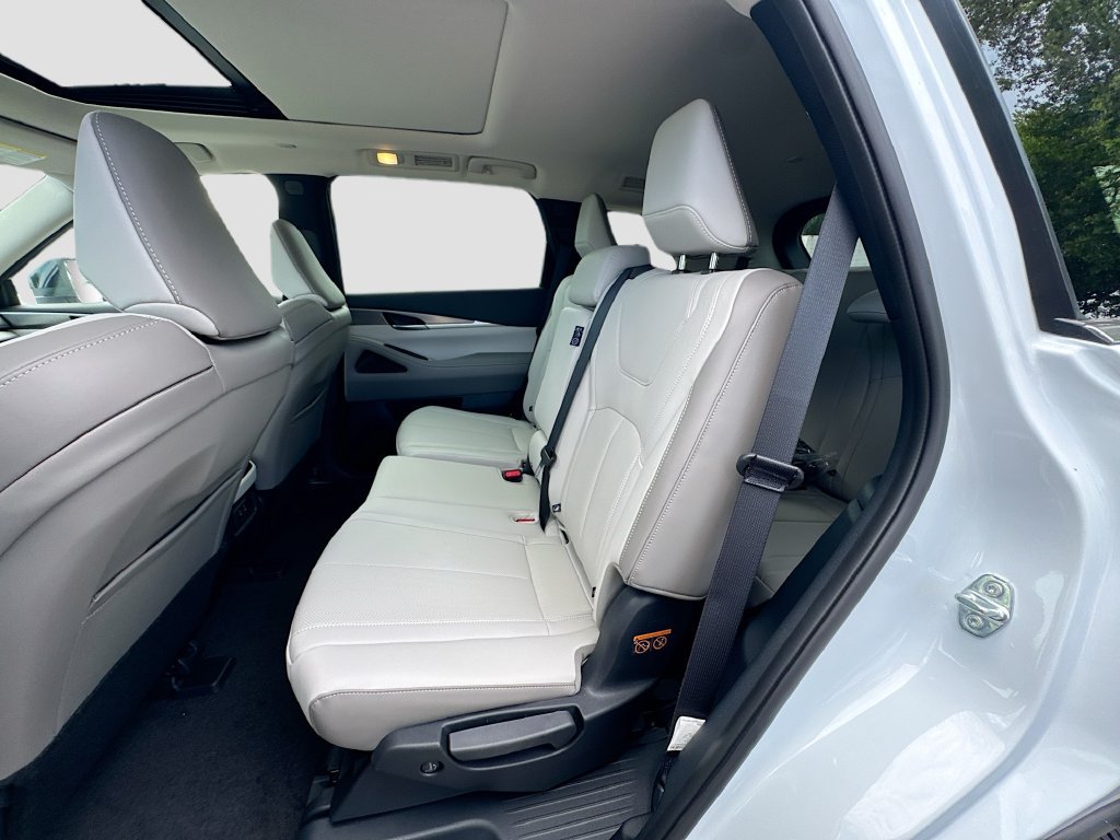 Used 2027 INFINITI QX60 Pure w/ Cargo Package FWD image 26