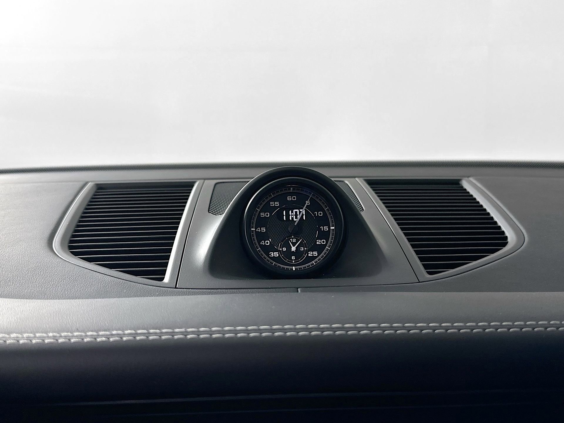 Certified 2025 Porsche Macan image 30