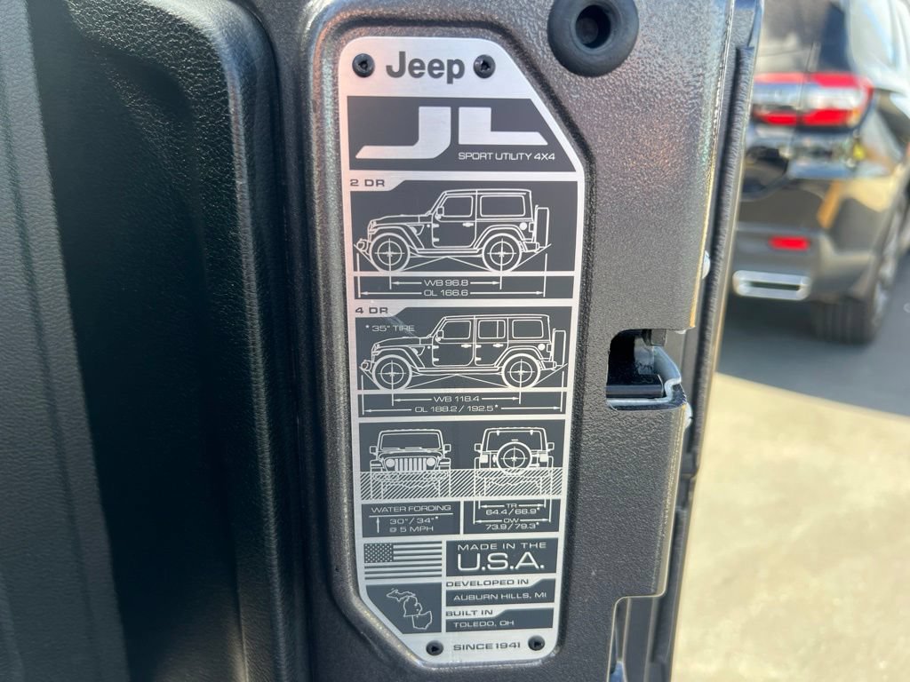 Used 2025 Jeep Wrangler Unlimited Sahara w/ Safety Group AWD/4WD image 36