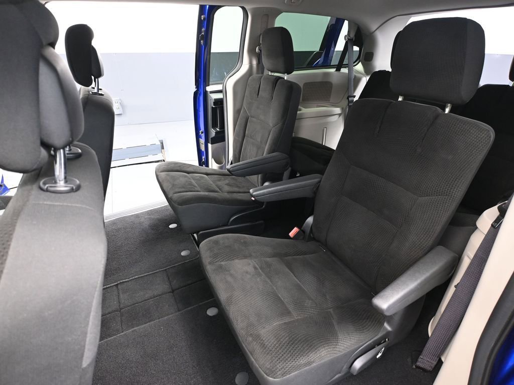 Used 2019 Dodge Grand Caravan SE w/ UConnect Hands-Free Group image 32
