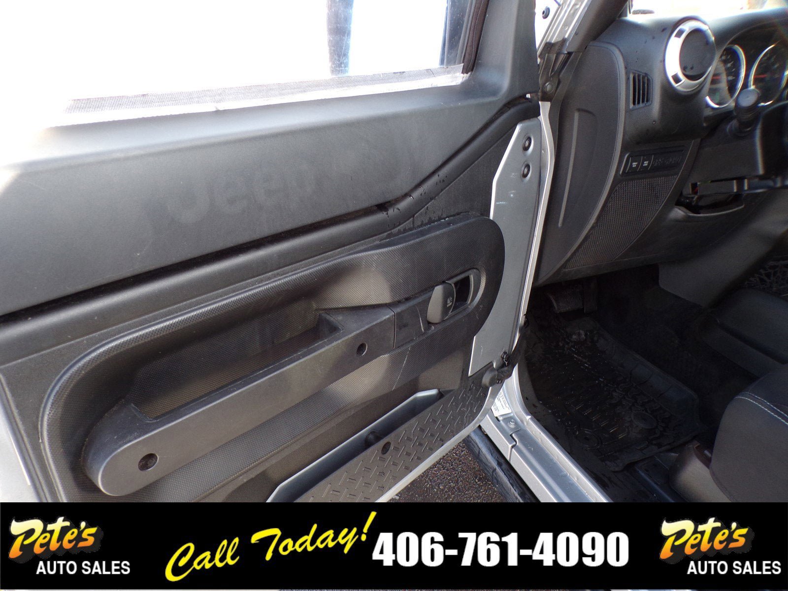 Used 2014 Jeep Wrangler Rubicon w/ Connectivity Group AWD/4WD image 27
