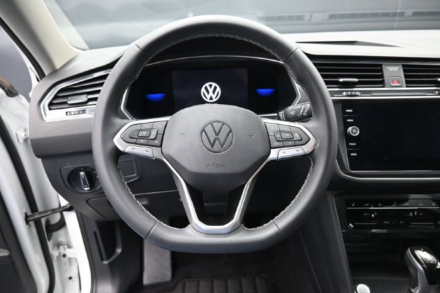 Used 2022 Volkswagen Tiguan SE AWD/4WD image 16