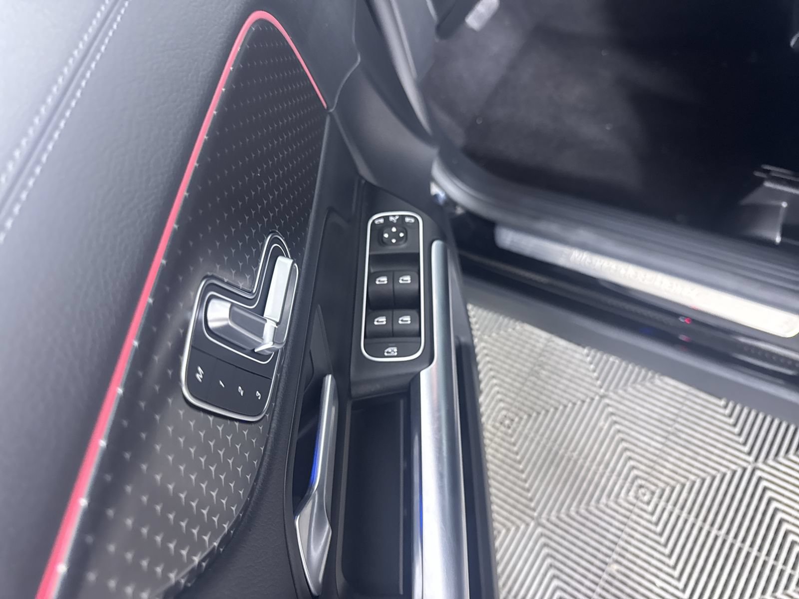 Used 2025 Mercedes-Benz GLA 250 4MATIC image 15