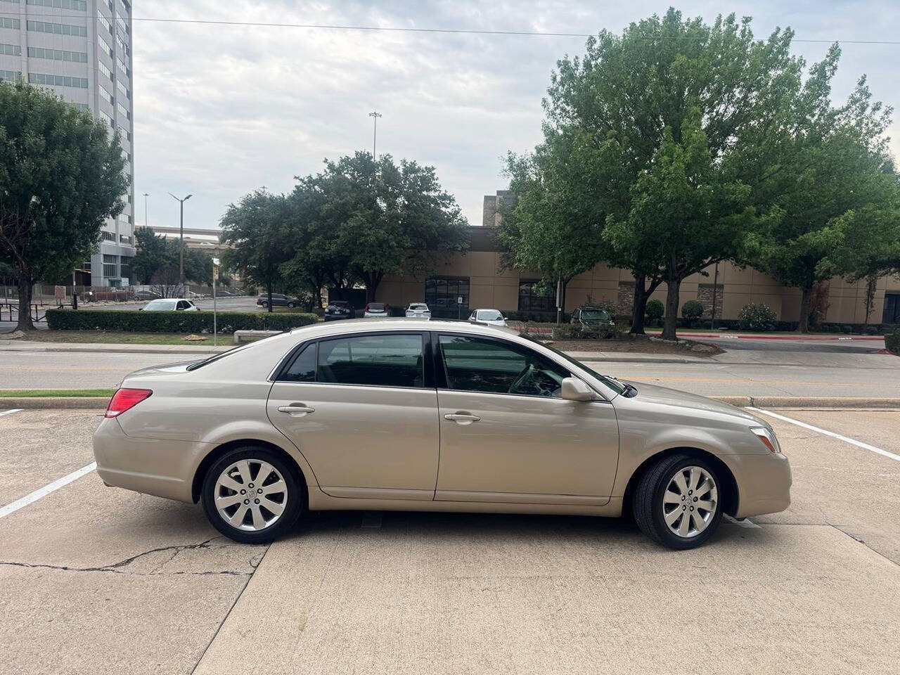 Used 2006 Toyota Avalon XLS FWD image 11