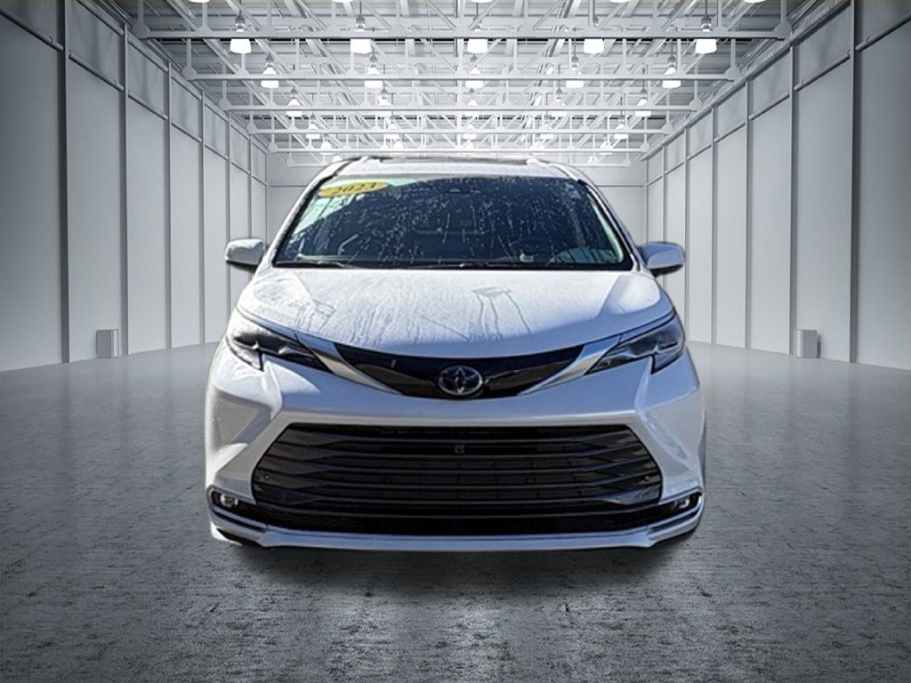 Used 2023 Toyota Sienna Platinum AWD/4WD image 3