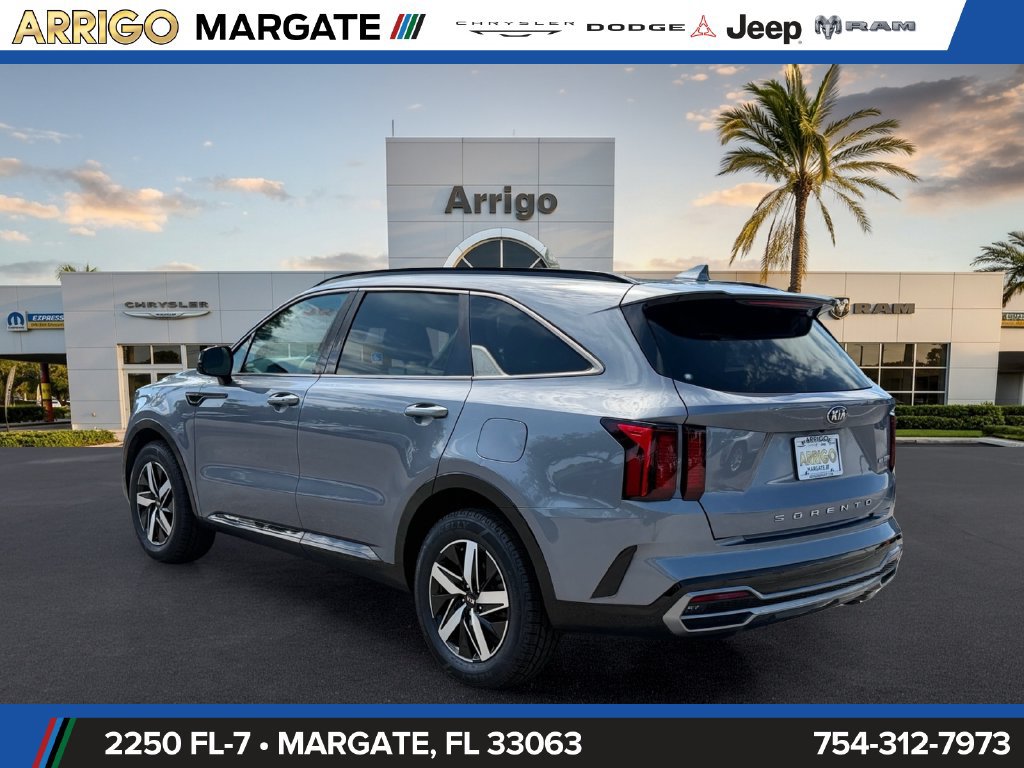 Used 2021 Kia Sorento EX w/ Panoramic Sunroof Package FWD image 4