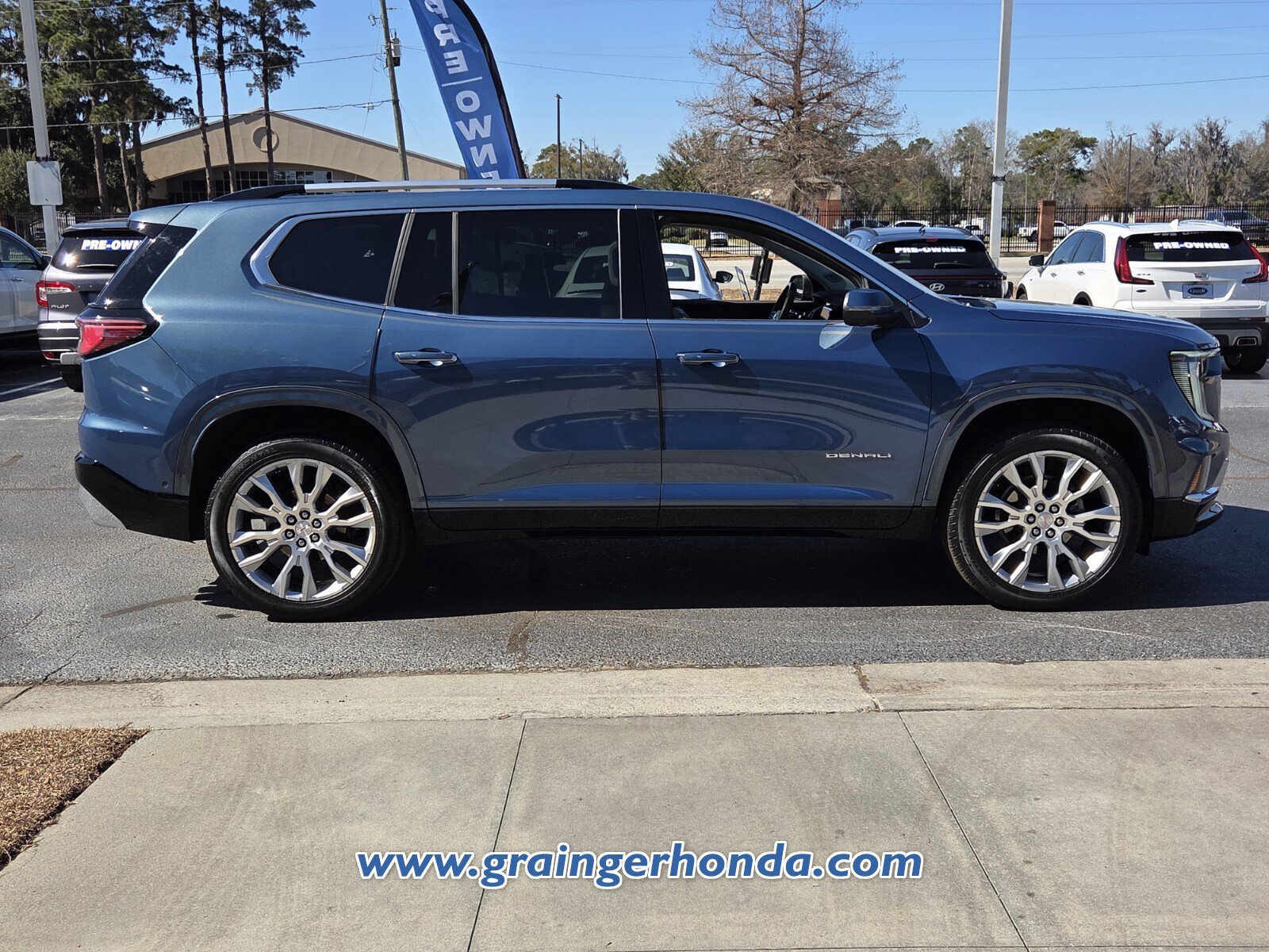 Used 2024 GMC Acadia Denali w/ Super Cruise Package image 4