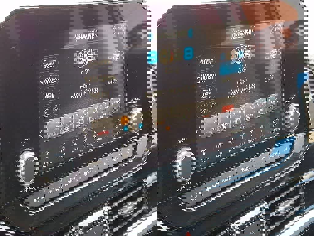 Used 2025 Nissan Pathfinder SV image 18