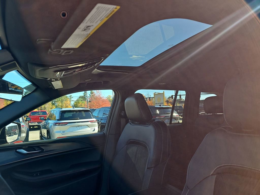 New 2025 Jeep Grand Cherokee Altitude image 21