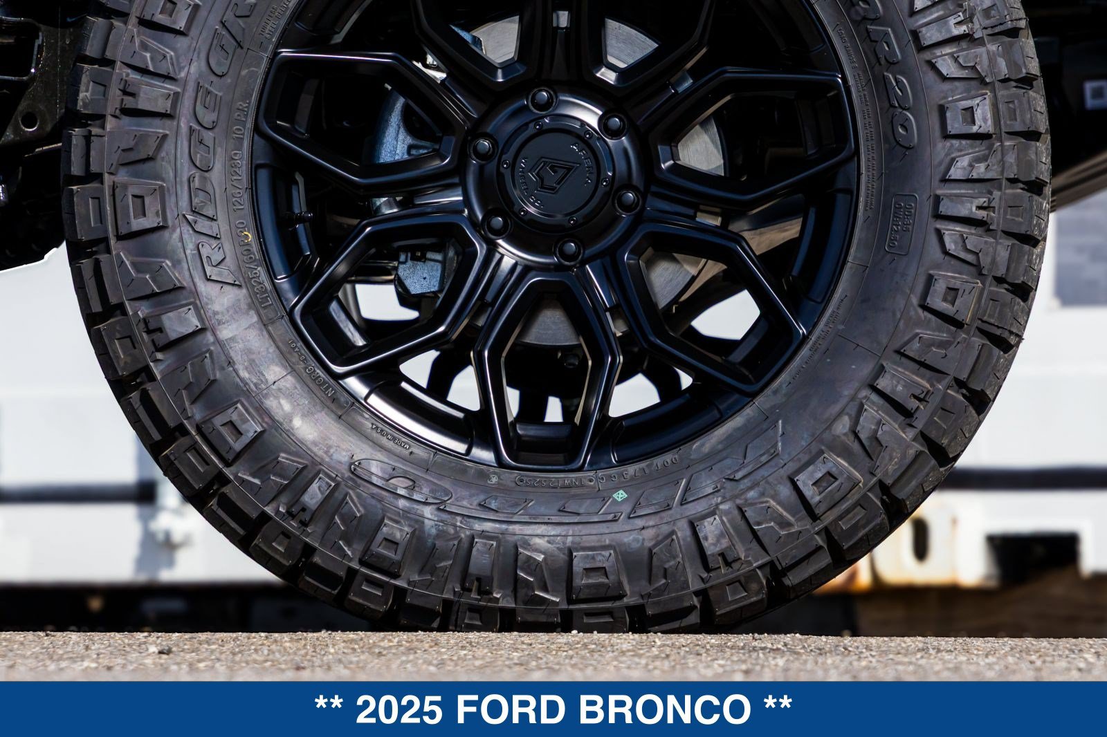 Used 2025 Ford Bronco Badlands AWD/4WD image 17