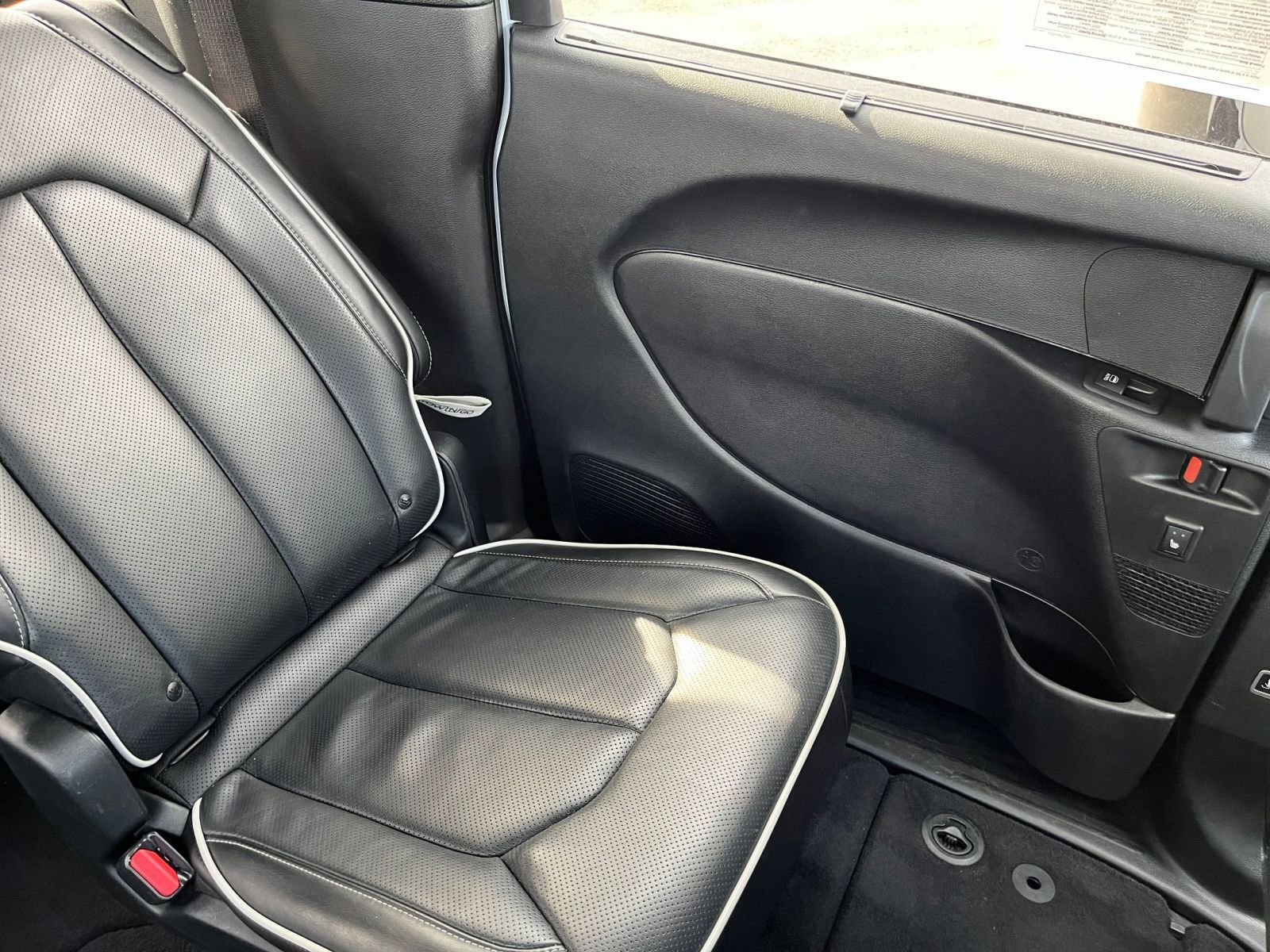 Used 2025 Chrysler Pacifica Limited image 42