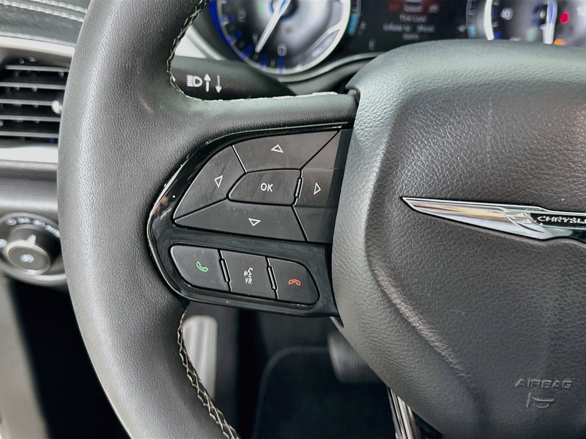 Used 2025 Chrysler Pacifica Limited FWD image 12