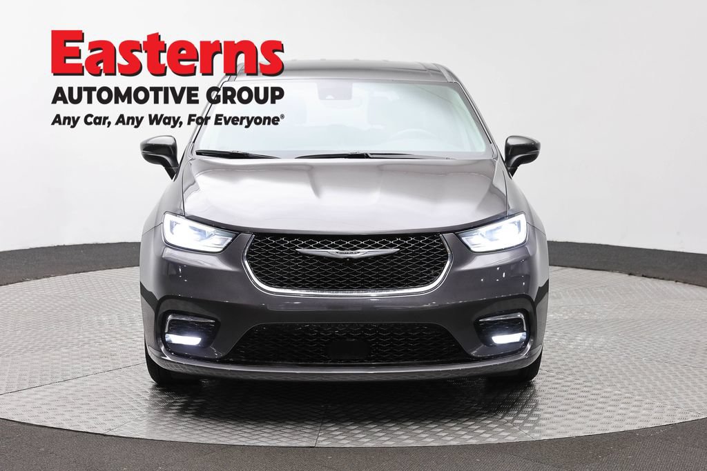 Used 2023 Chrysler Pacifica Touring-L FWD image 2