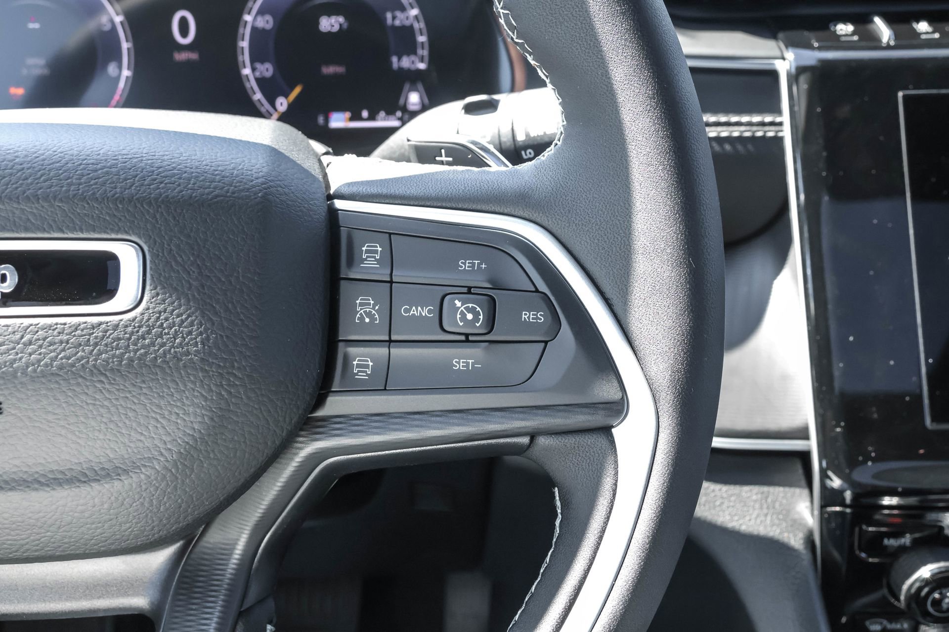 New 2025 Jeep Grand Cherokee Altitude image 27