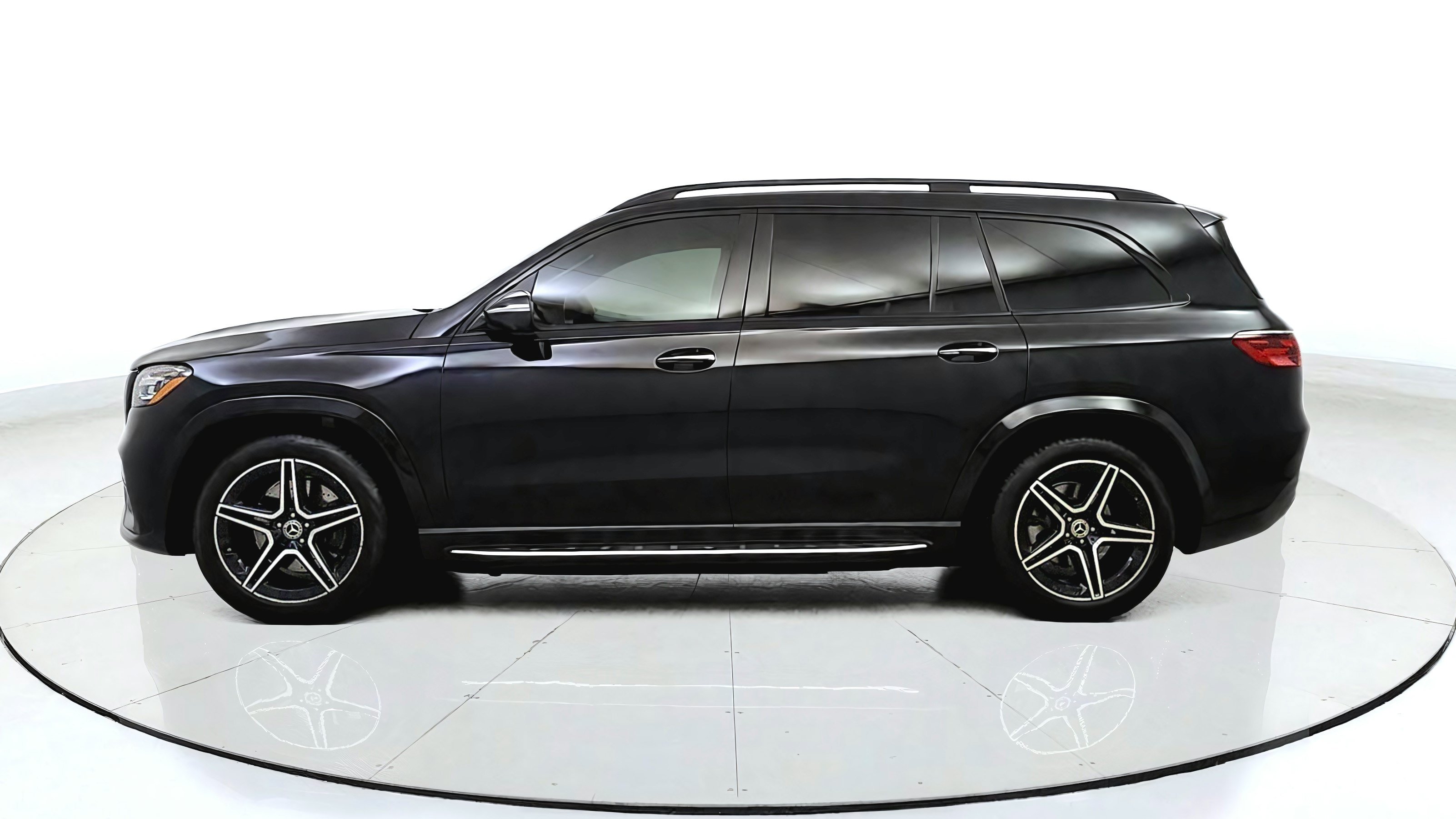 Used 2024 Mercedes-Benz GLS 450 4MATIC w/ AMG Line Exterior image 4