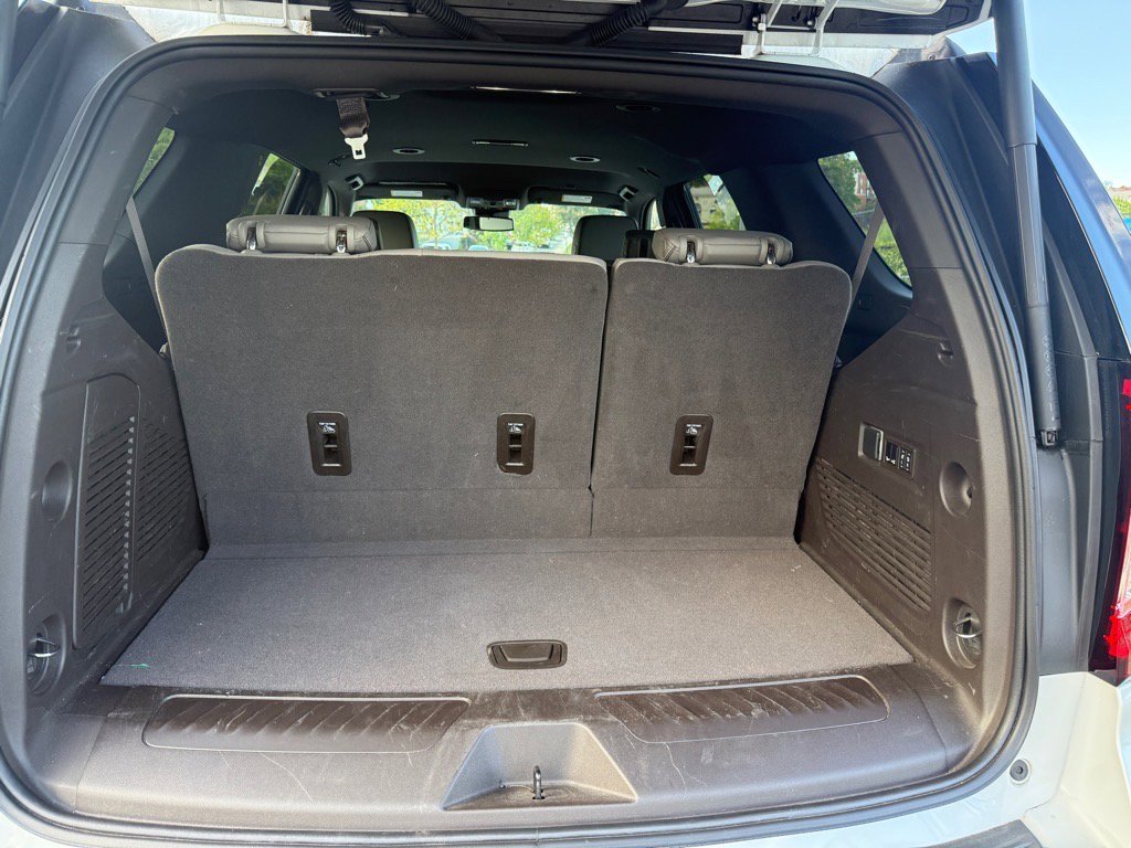 Used 2024 GMC Yukon SLT w/ SLT Luxury Package image 13