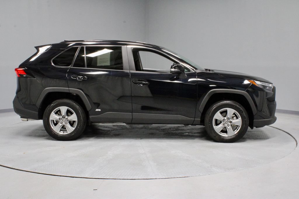 Used 2025 Toyota RAV4 LE AWD/4WD image 5
