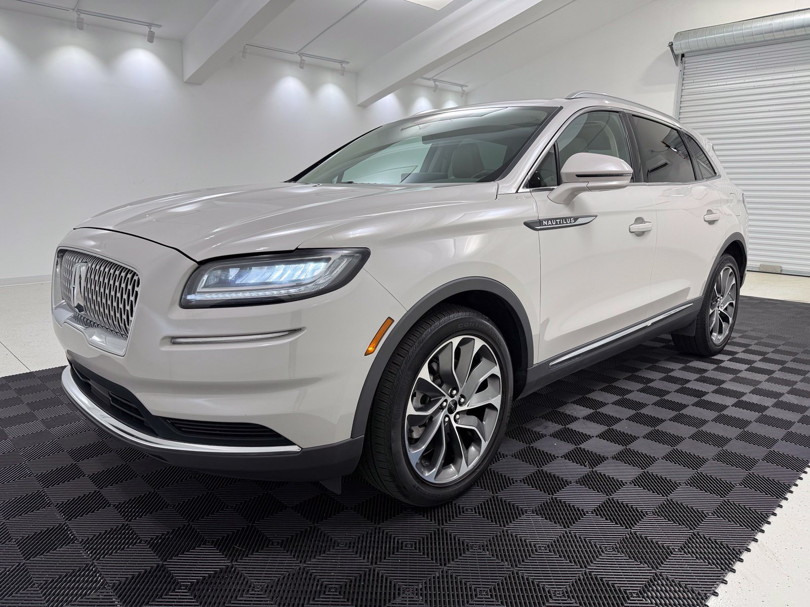 Used 2023 Lincoln Nautilus Reserve FWD image 3