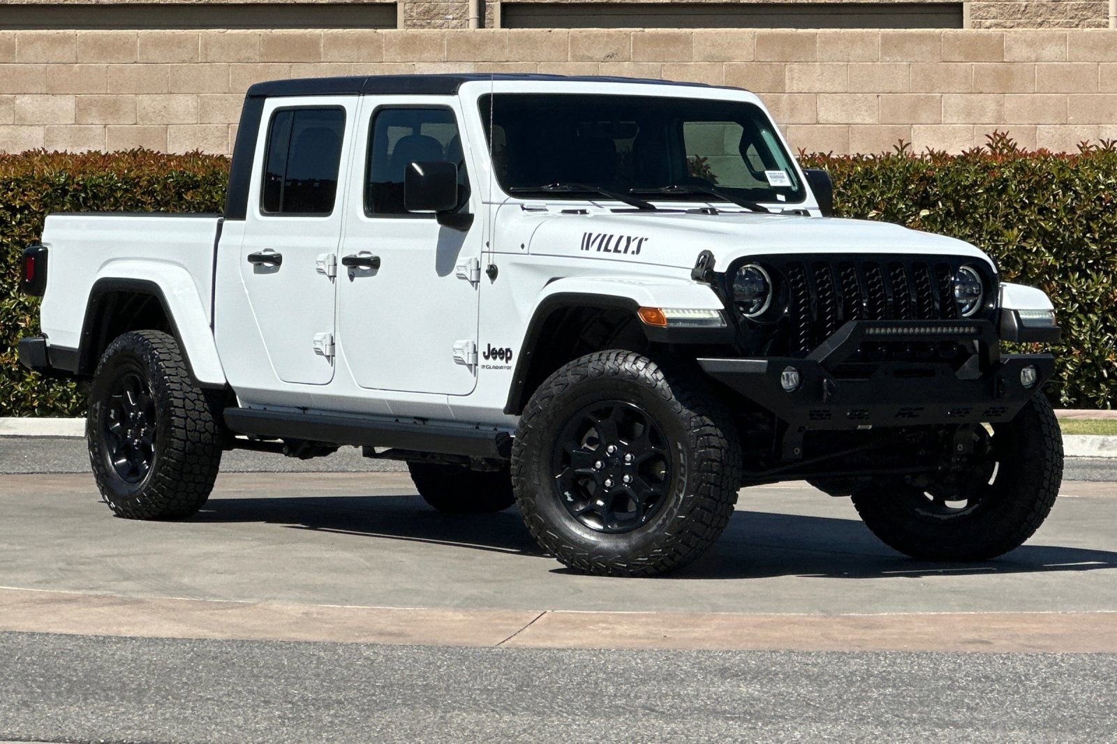 Used 2023 Jeep Gladiator Willys image 2