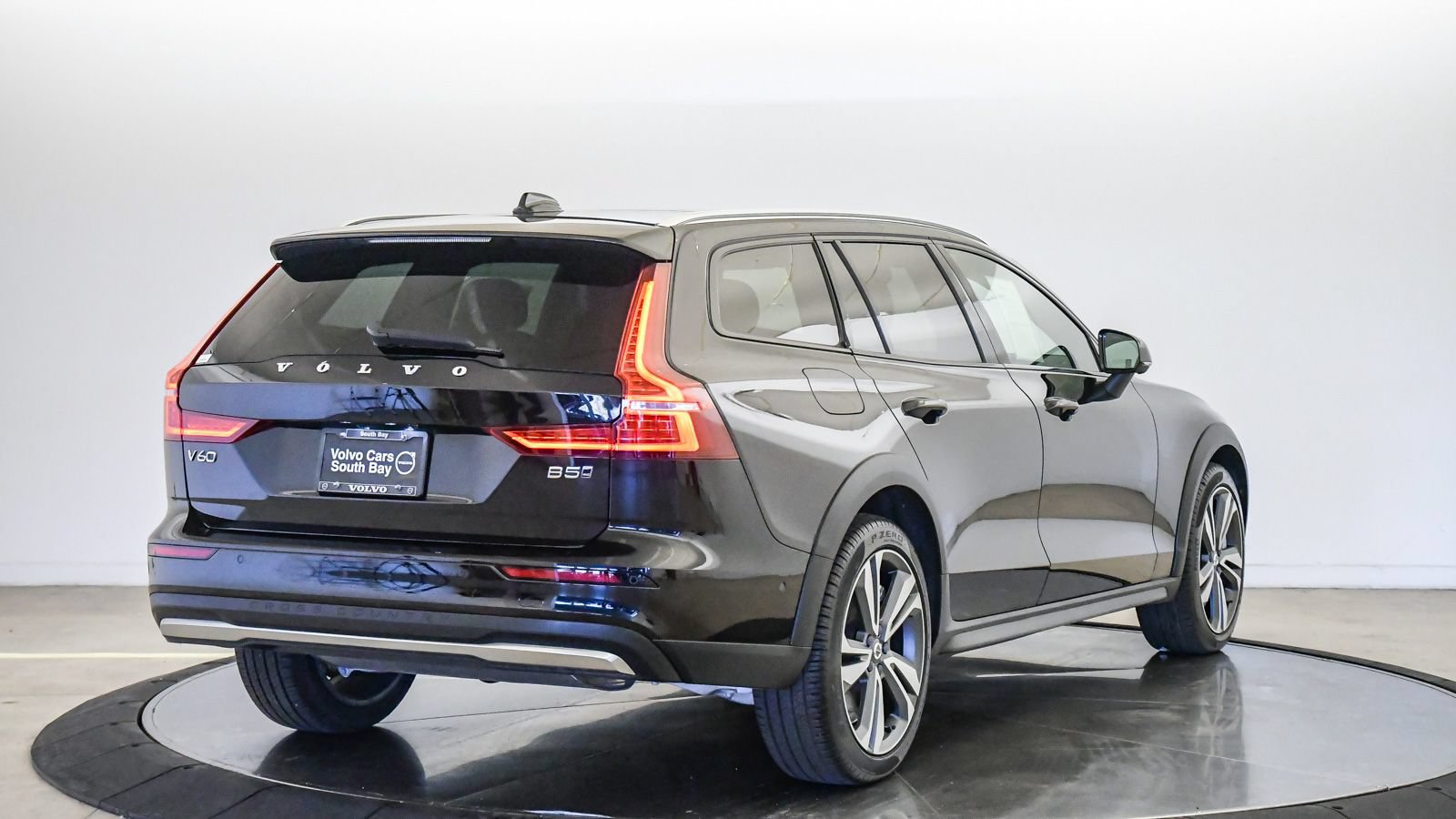 Certified 2024 Volvo V60 B5 Cross Country Plus AWD/4WD image 4