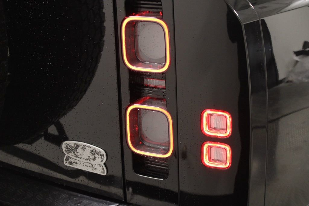 Used 2023 Land Rover Defender 130 SE image 10