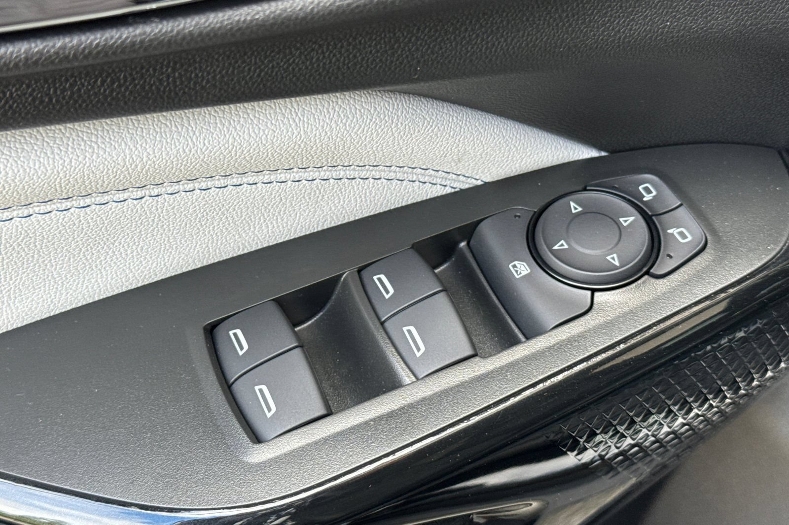Used 2026 Chevrolet Trax LT w/ Midnight Edition FWD image 13