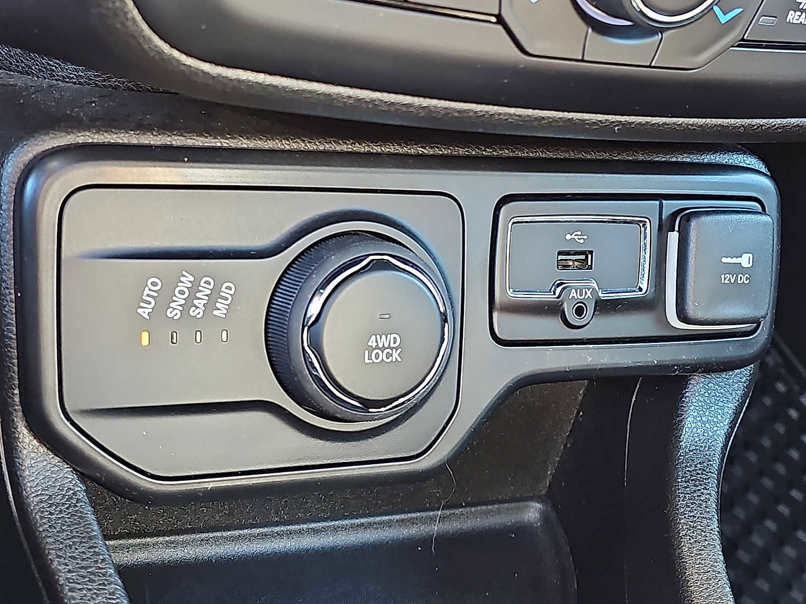 Used 2023 Jeep Renegade Latitude w/ Sun/Sound Group AWD/4WD image 24