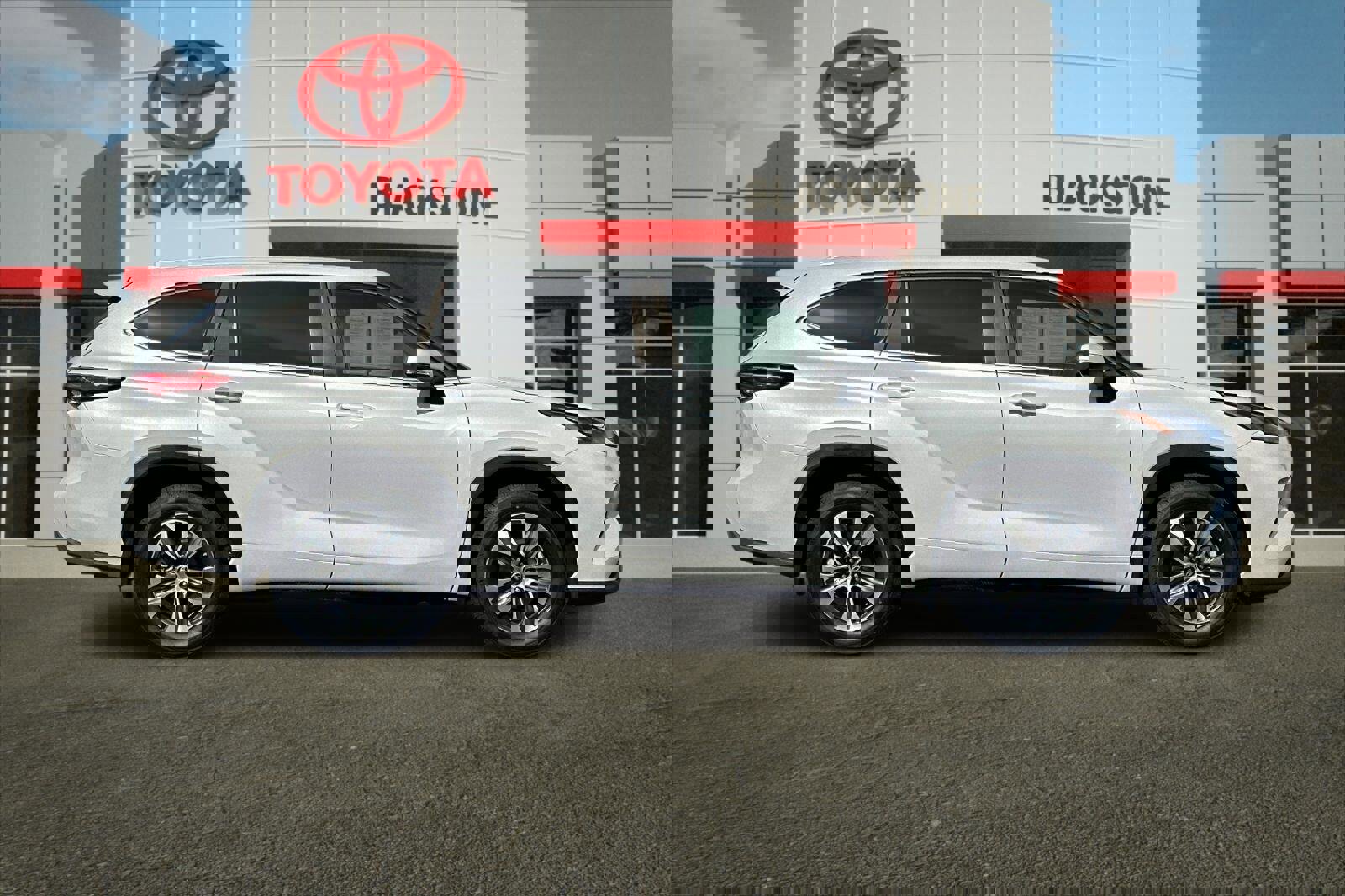 Used 2023 Toyota Highlander XLE image 2