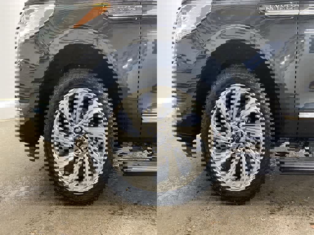 Used 2024 Lincoln Navigator L Premiere image 11