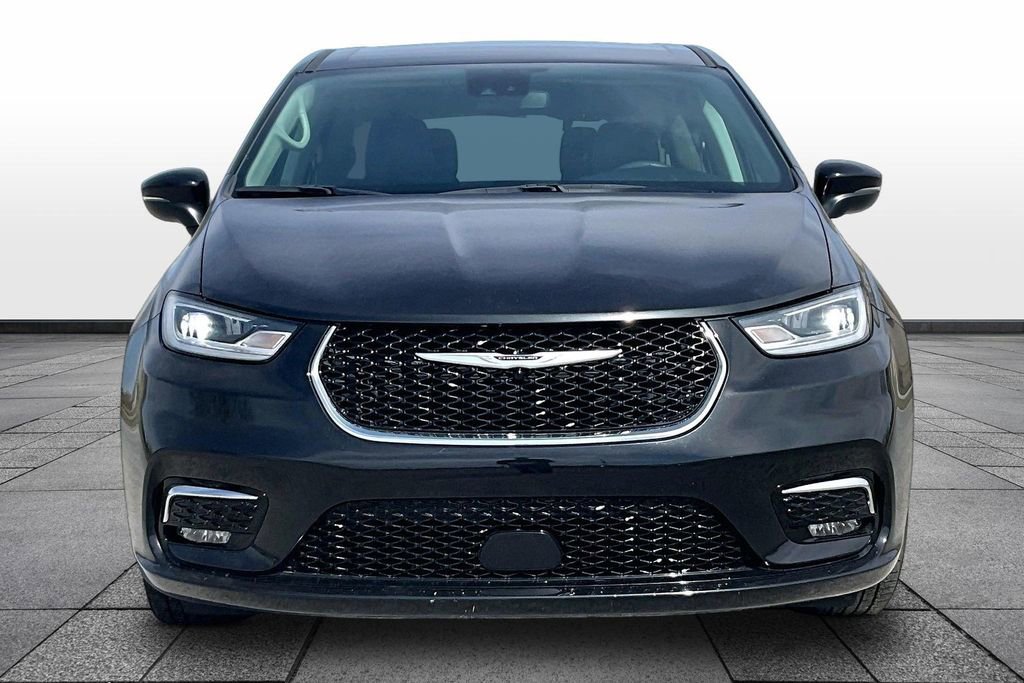 Used 2023 Chrysler Pacifica Touring-L image 3