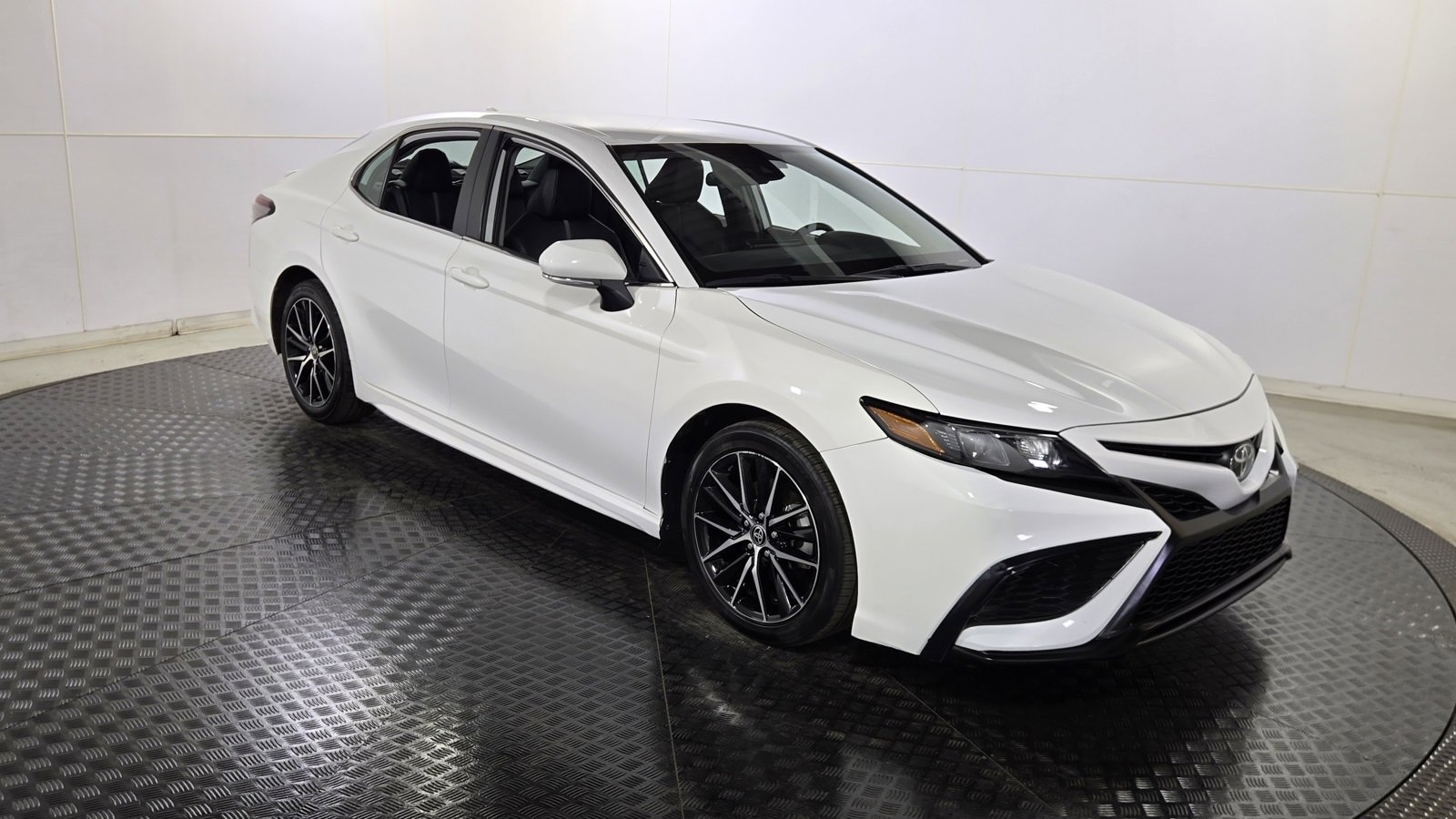 Used 2024 Toyota Camry SE image 1