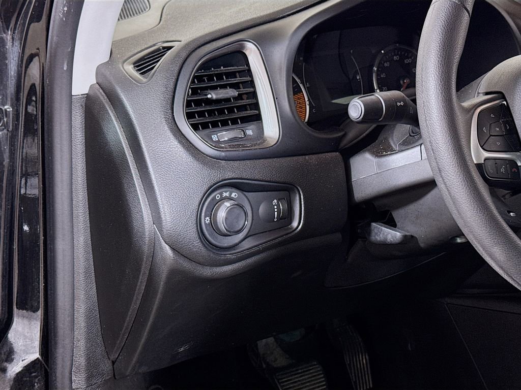 Used 2023 Jeep Renegade Latitude AWD/4WD image 8